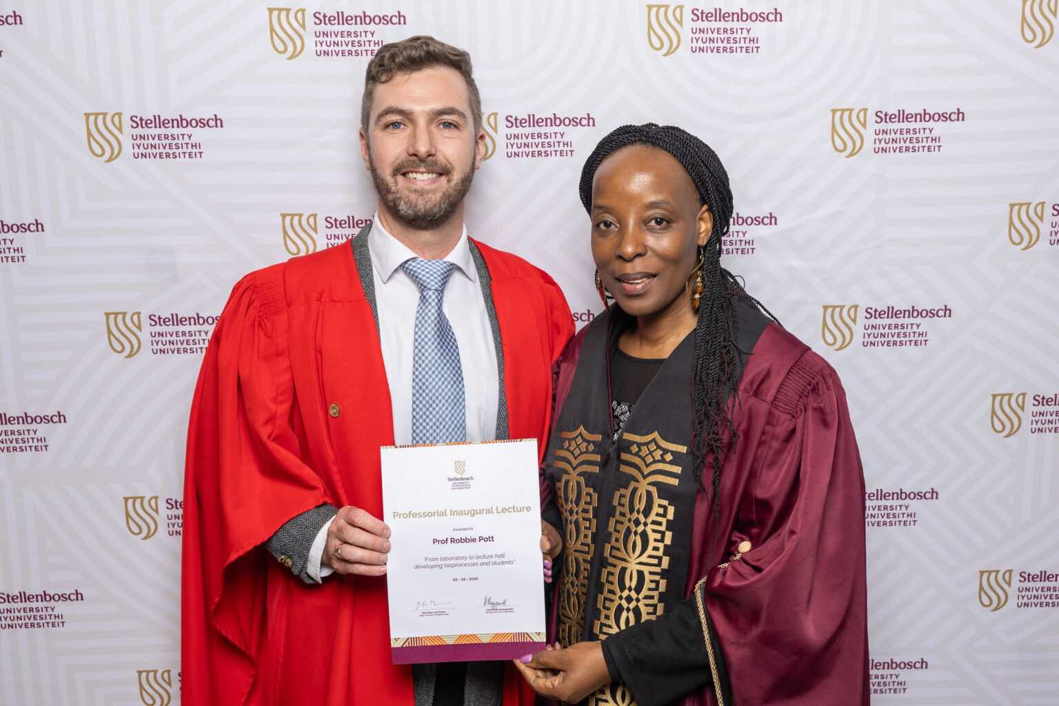 From left to right Prof Robbie Pott and Prof Sibusiso Moyo (Deputy Vice Chancellor Research, Innovation and Postgraduate Studies)