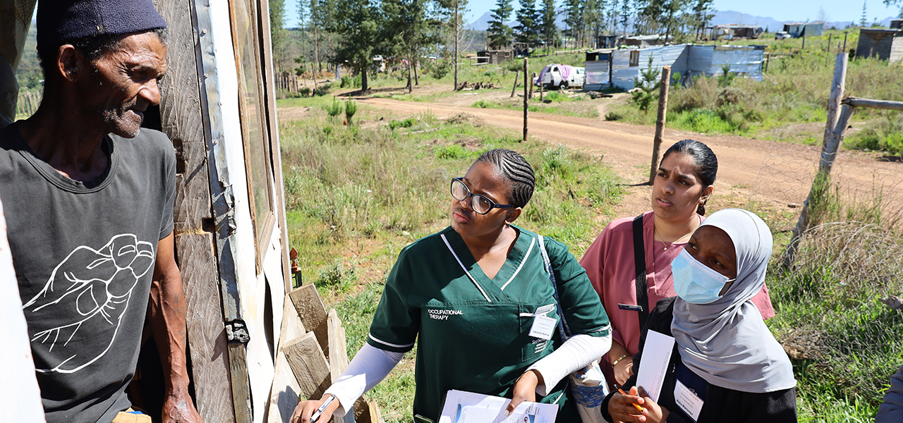 Students doing a home visit in Knoflokskraal