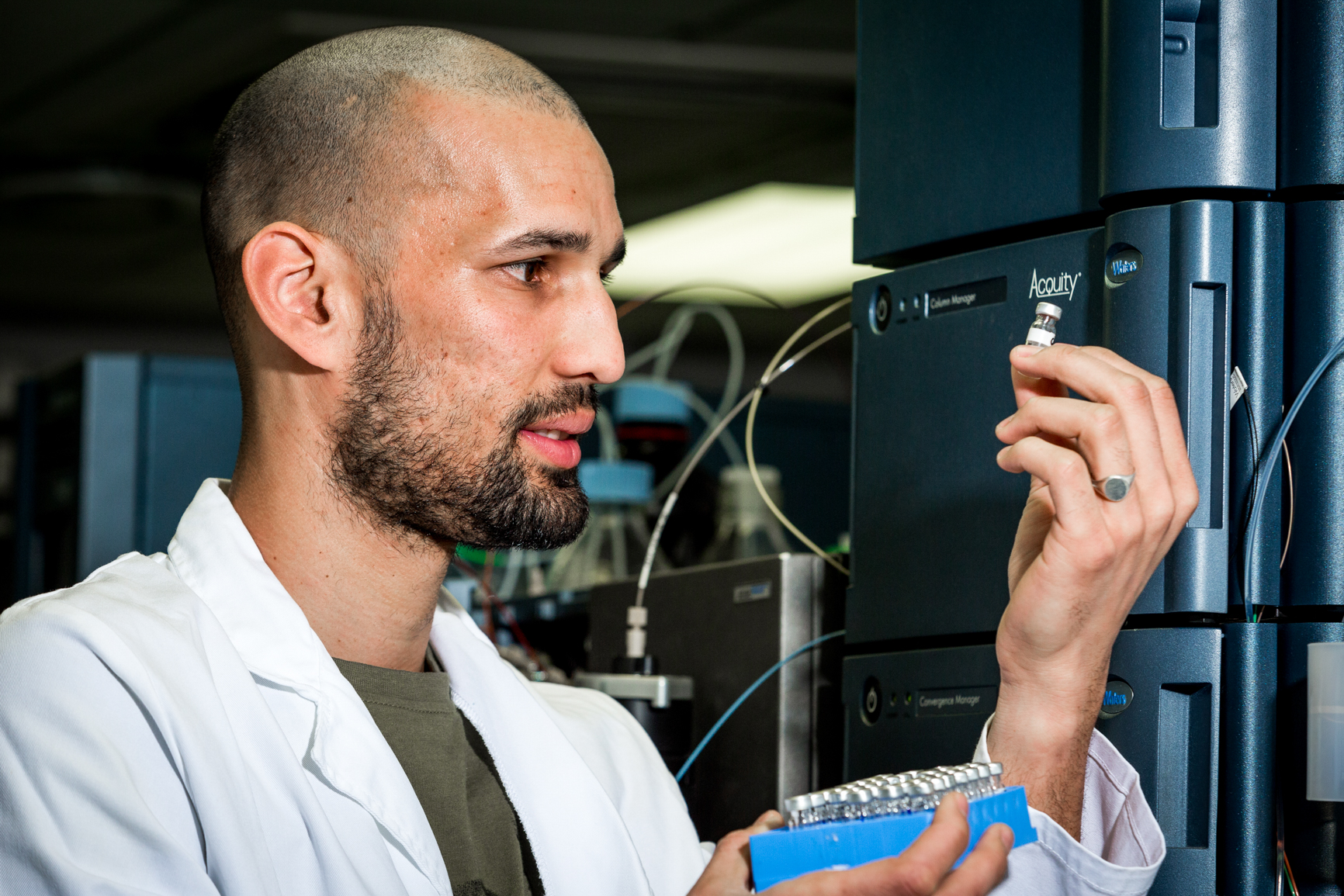Student in a laboratory of the Department of Biochemistry, Faculty of Science.