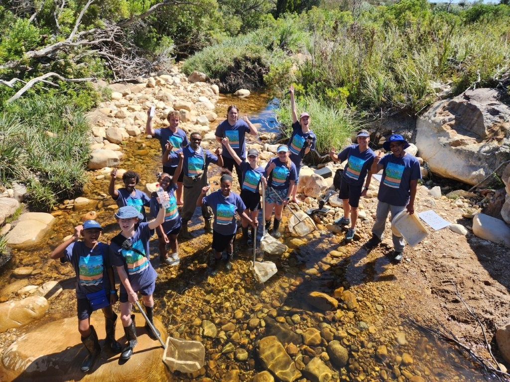 Pramry school learners from Stellenbosch learning about water quality in Jonkershoek.