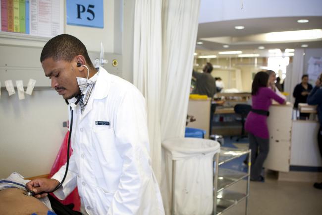 A doctor examining a patient at Sonika Kliniek
