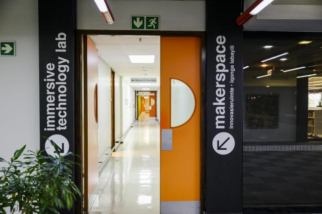 A demonstration in the Immersive Technology Lab at SU's Library