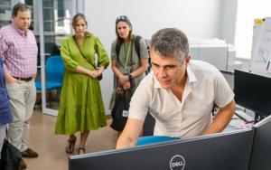 A buzz of anticipation filled the Chamber of Mines Building at Stellenbosch University’s (SU) Department of Earth Sciences as students, academics and industry delegates recently gathered for the launch of a powerful new scientific instrument – one that promises to transform research across the physical and earth sciences. 