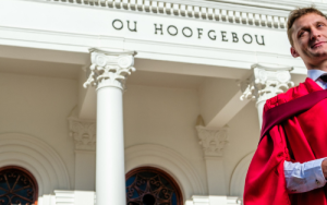 Blinde Paralimpiese swemmer maak opslae met historiese LLD-graad