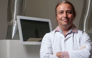 Gesondheidsministerie loof prof Tulio de Oliveira