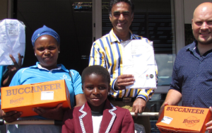 Graad 7-leerder wen nuwe hoërskooluniform in afvalherwinningsuitdaging