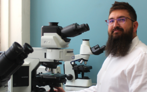 Nooit ’n vervelige oomblik as jy mikroskope aan dokters, patoloë, geoloë, metallurge en selfs entomoloë verkoop nie