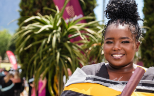 Nqobile Mtolo eer haar oorlede pa se wens en gradueer as Matie