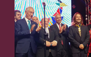 Portugese president vereer prof Tulio de Oliveira met Orde van Meriete-medalje