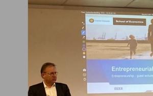 Prof Peter van der Meer deel sy siening oor die entrepreneuriese manier tydens 'n onlangse besoek