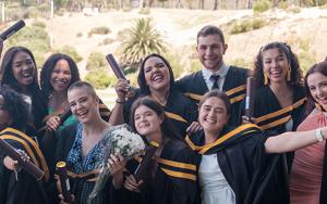 Ses eredoktorsgrade, talle kwalifikasies by Desember-gradeplegtighede toegeken