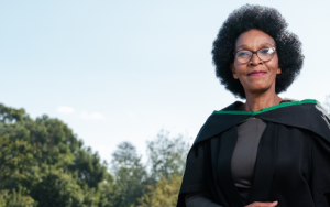 Siggestremde US-graduata weier dat teenspoed haar lewe versuur