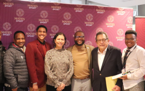 Studente in gesprek met legendariese krieketspeler dr. Ali Bacher