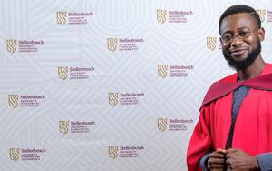 Studie ontgin gebruik van uitheemse portjacksonbome en plastieksakke in lae-koste behuising