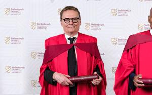 SU awards honorary doctorates to economic experts