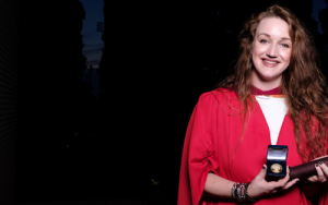 Top Sielkunde-student verower gesogte Kanseliersmedalje