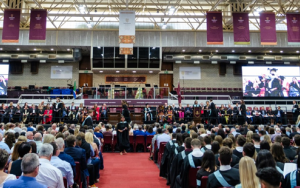 Twee eredoktorsgrade, talle kwalifikasies by Maart-gradeplegtighede toegeken