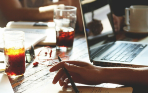 US nooi studente om in te skryf vir hackathon