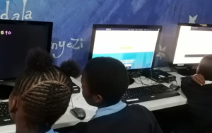 US-student begin aanlyn leerplatform om digitale kloof te help oorbrug