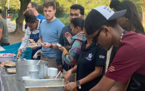 US-student werk saam met GreenPeace-stigting SA om honger studente kos te gee