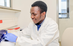 Joel Kabugo, a CERI Africa Stars fellow from Uganda, working in the lab