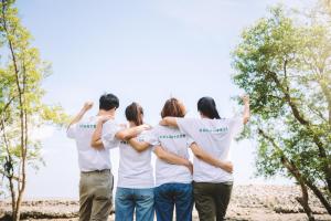 4-people-holding