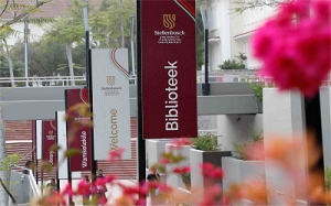 Voorkant van Universiteit Stellenbosch Biblioteek met welkom vlae
