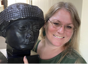 Dr Renate van Dijk-Coombes with an ancient western-Asian statue bust