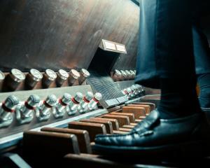 Playing organ