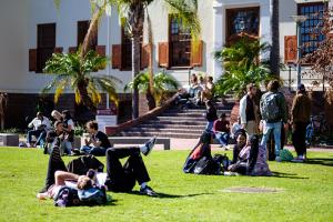 Rooiplein-students-on-grass