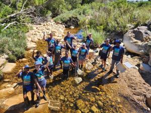 Pramry school learners from Stellenbosch learning about water quality in Jonkershoek.