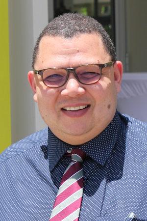 Dr Leslie van Rooi
