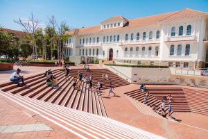 An arial photo of the SU Library steps 