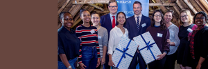 Maatskappy skenk skootrekenaars aan Huis ten Bosch-inwoners