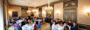 Middagete met sy majesteit
