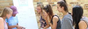 Onderwysstudente leer Woordfees-besoekers Xhosa