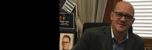 Prof Nel vier saam met studente fees