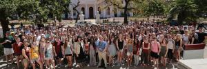 Studente van regoor die wêreld by US verwelkom