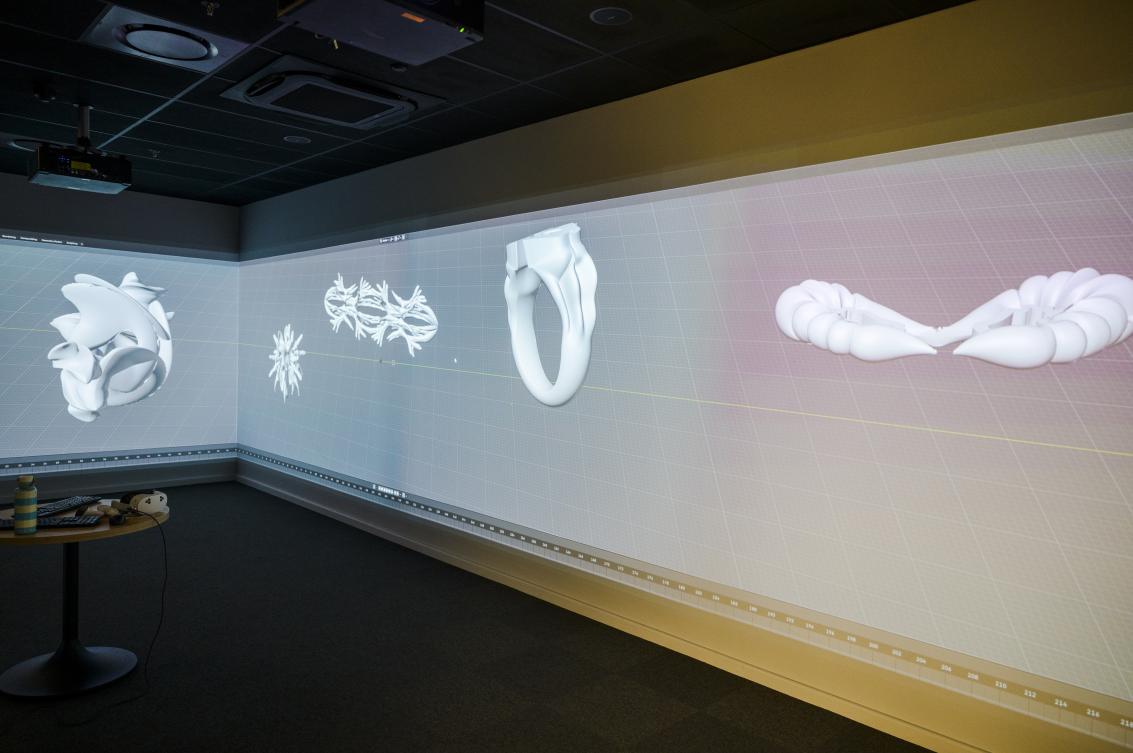 A demonstration in the Immersive Technology Lab at SU's Library