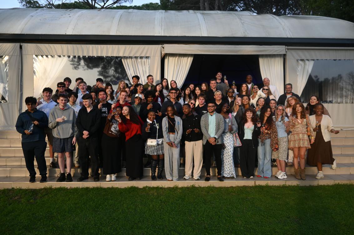 Group Photo of the SU International Summer School Welcome Dinner